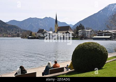 Rottach Egern, Allemagne. 18th avril 2022. Pâques 2022 à Tegernsee. Vue sur le Tegernsee à Rottach Egern le 18th avril 2022. Printemps, soleil, paysage, montagnes, alpes, montagnes.lac, rivage. Credit: dpa/Alay Live News Banque D'Images