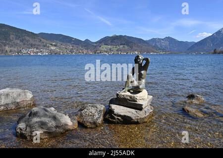 Bad Wiessee, Allemagne. 18th avril 2022. Pâques 2022 au lac Tegernsee. Vue depuis Bad Wiessee de la sculpture de la sirène et du lac Tegernsee le 18 avril 2022. Printemps, soleil, paysage, montagnes, alpes, montagnes.lac, rivage. Credit: dpa/Alay Live News Banque D'Images