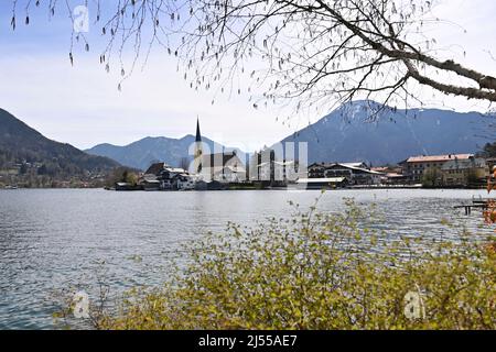 Rottach Egern, Allemagne. 18th avril 2022. Pâques 2022 à Tegernsee. Vue sur le Tegernsee à Rottach Egern avec le Wallberg le 18th avril 2022. Printemps, soleil, paysage, montagnes, alpes, montagnes.lac, rivage. Credit: dpa/Alay Live News Banque D'Images