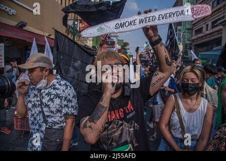 Des gens fument des joints pendant la démonstration sur la route de Khao San. Des militants thaïlandais ont défilé du Monument de la démocratie à Khaosan Road pour célébrer la Journée mondiale du cannabis et promouvoir l'usage récréatif de la marijuana en Thaïlande. Les autorités thaïlandaises ont un plan visant à retirer le cannabis et le chanvre de la liste des stupéfiants du pays, un mouvement historique qui a mis fin à des décennies d'interdiction, Permettre aux gens de cultiver l'usine pour la consommation personnelle qui a été utilisé dans la médecine traditionnelle et la cuisine à partir du 09 juin 2022 mais reste interdit pour usage récréatif. (Photo de Peerapon Boonyakiat/SOPA Images/Sipa USA) Banque D'Images