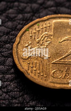 Gros plan de vingt centimes d'euro avec une carte de l'Europe sur la face de pièce Banque D'Images