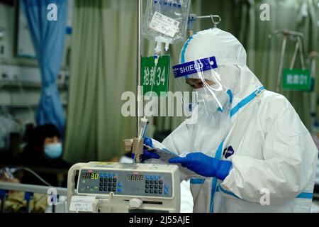 (220420) -- SHANGHAI, le 20 avril 2022 (Xinhua) -- Un travailleur médical vérifie les dossiers à la salle d'urgence de l'hôpital Minhang affilié à l'Université Fudan de Shanghai, en Chine orientale, le 20 avril 2022. Afin de mieux prendre en charge les patients gravement malades lors de la récente épidémie de COVID-19 à Shanghai, l'hôpital Minhang affilié à l'Université Fudan a réorganisé son équipe d'urgence avec 31 médecins et plus de 100 infirmières.Sun Keyu, le directeur du service des urgences, qui possède plus de 20 ans d'expérience en traitement d'urgence, dirige l'équipe pour s'en tenir à ses postes depuis Marc Banque D'Images