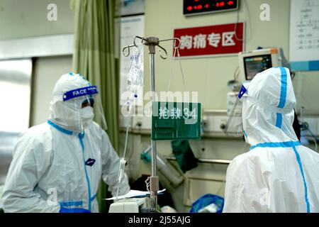 (220420) -- SHANGHAI, le 20 avril 2022 (Xinhua) -- les travailleurs médicaux traitent les patients à la salle d'urgence de l'hôpital Minhang affilié à l'université de Fudan à Shanghai, en Chine orientale, le 20 avril 2022. Afin de mieux prendre en charge les patients gravement malades lors de la récente épidémie de COVID-19 à Shanghai, l'hôpital Minhang affilié à l'Université Fudan a réorganisé son équipe d'urgence avec 31 médecins et plus de 100 infirmières.Sun Keyu, le directeur du service des urgences, qui possède plus de 20 ans d'expérience dans le domaine des traitements d'urgence, dirige l'équipe pour s'en tenir à ses postes depuis mars. Banque D'Images