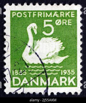 DANEMARK - VERS 1935 : un timbre imprimé au Danemark montre le laideur Canard, centenaire de la première tranche de la fée de Hans Christian Andersen Banque D'Images