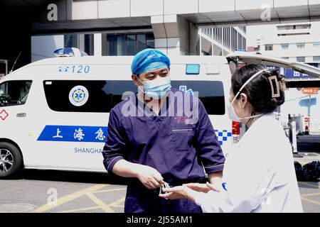 (220420) -- SHANGHAI, le 20 avril 2022 (Xinhua) -- Sun Keyu (L), directeur du service des urgences, s'entretient avec un collègue de l'hôpital Minhang affilié à l'Université Fudan de Shanghai, en Chine orientale, le 20 avril 2022. Afin de mieux prendre en charge les patients gravement malades lors de la récente épidémie de COVID-19 à Shanghai, l'hôpital Minhang affilié à l'Université Fudan a réorganisé son équipe d'urgence avec 31 médecins et plus de 100 infirmières.Sun Keyu, le directeur du service des urgences, qui possède plus de 20 ans d'expérience en traitement d'urgence, dirige l'équipe pour s'en tenir à cette situation Banque D'Images