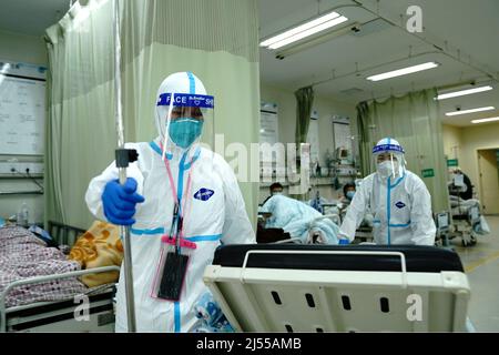 (220420) -- SHANGHAI, le 20 avril 2022 (Xinhua) -- les travailleurs médicaux sont occupés à travailler à la salle d'urgence de l'hôpital Minhang affilié à l'université de Fudan à Shanghai, en Chine orientale, le 20 avril 2022. Afin de mieux prendre en charge les patients gravement malades lors de la récente épidémie de COVID-19 à Shanghai, l'hôpital Minhang affilié à l'Université Fudan a réorganisé son équipe d'urgence avec 31 médecins et plus de 100 infirmières.Sun Keyu, le directeur du service des urgences, qui possède plus de 20 ans d'expérience en traitement d'urgence, dirige l'équipe pour s'en tenir à ses postes depuis Marc Banque D'Images