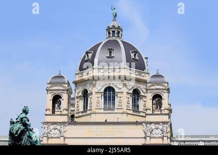 Détail du monument Maria Theresien (Maria Theresia ou Theresa) et vue sur le Musée d'Histoire naturelle de Vienne, Autriche Banque D'Images