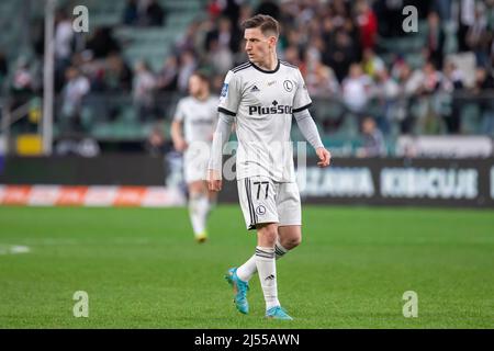 Varsovie, Pologne. 18th avril 2022. Benjamin Verbic de Legia en action pendant le match polonais PKO Ekstraklasa League entre Legia Warszawa et Piast Gliwice au Maréchal Jozef Pilsudski Legia Warsaw Municipal Stadium.final score; Legia Warszawa 0:1 Piast Gliwice. Crédit : SOPA Images Limited/Alamy Live News Banque D'Images