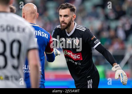 Varsovie, Pologne. 18th avril 2022. Frantisek Plach de Piast en action pendant le match polonais PKO Ekstraklasa League entre Legia Warszawa et Piast Gliwice au Maréchal Jozef Pilsudski Legia Warsaw Municipal Stadium.final score; Legia Warszawa 0:1 Piast Gliwice. Crédit : SOPA Images Limited/Alamy Live News Banque D'Images