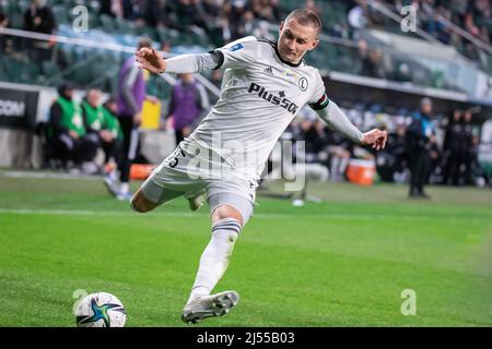 Varsovie, Pologne. 18th avril 2022. Artur Jedrzejczyk de Legia en action pendant le match polonais PKO Ekstraklasa League entre Legia Warszawa et Piast Gliwice au Maréchal Jozef Pilsudski Legia Warsaw Municipal Stadium.final score; Legia Warszawa 0:1 Piast Gliwice. Crédit : SOPA Images Limited/Alamy Live News Banque D'Images