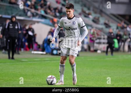 Varsovie, Pologne. 18th avril 2022. Bartosz Kapustka de Legia en action pendant le match polonais PKO Ekstraklasa League entre Legia Warszawa et Piast Gliwice au Maréchal Jozef Pilsudski Legia Warsaw Municipal Stadium.final score; Legia Warszawa 0:1 Piast Gliwice. Crédit : SOPA Images Limited/Alamy Live News Banque D'Images