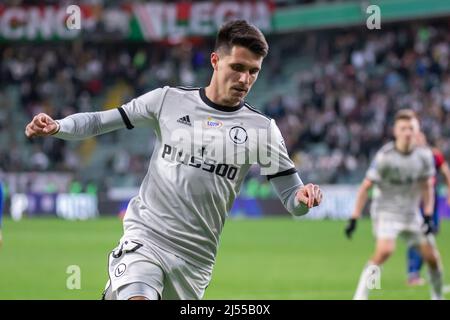 Varsovie, Pologne. 18th avril 2022. Bartosz Kapustka de Legia en action pendant le match polonais PKO Ekstraklasa League entre Legia Warszawa et Piast Gliwice au Maréchal Jozef Pilsudski Legia Warsaw Municipal Stadium.final score; Legia Warszawa 0:1 Piast Gliwice. Crédit : SOPA Images Limited/Alamy Live News Banque D'Images