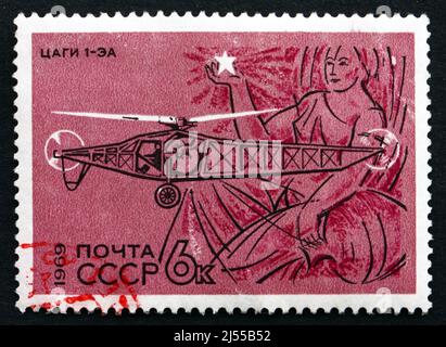 RUSSIE - VERS 1969 : un timbre imprimé en Russie montre TsAGI 1-EA, hélicoptère, vers 1969 Banque D'Images