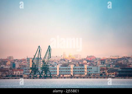 Colorful sunset over sea port et grues industrielles, Varna, Bulgarie Banque D'Images