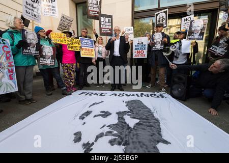Londres, Royaume-Uni. 20th avril 2022. L'ancien député travailliste Jeremy Corbyn s'adresse aux partisans de Julian Assange devant le tribunal des magistrats de Westminster où un juge de district délivrera l'ordre d'extradition américain de Julian Assange et l'enverra pour approbation au ministre de l'intérieur Priti Patel. Julian Assange, le fondateur de WikiLeaks, a été inculpé de 17 chefs d'accusation en vertu de la loi américaine sur l'espionnage de 1917 pour avoir sollicité, recueilli et publié des documents militaires américains secrets et est condamné à une peine de 175 ans de prison s'il est extradé et reconnu coupable. Crédit: Wiktor Szymanowicz/Alamy Live News Banque D'Images