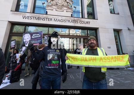 Londres, Royaume-Uni. 20th avril 2022. Un manifestant portant le masque Guy Fawkes tient un écriteau tandis que les partisans de Julian Assange se rassembleront devant le tribunal des magistrats de Westminster où un juge de district émettra l'ordonnance d'extradition de Julian Assange aux États-Unis et l'enverra pour approbation au ministre de l'intérieur Priti Patel. Julian Assange, le fondateur de WikiLeaks, a été inculpé de 17 chefs d'accusation en vertu de la loi américaine sur l'espionnage de 1917 pour avoir sollicité, recueilli et publié des documents militaires américains secrets et est condamné à une peine de 175 ans de prison s'il est extradé et reconnu coupable. Crédit: Wiktor Szymanowicz/Alamy Live News Banque D'Images