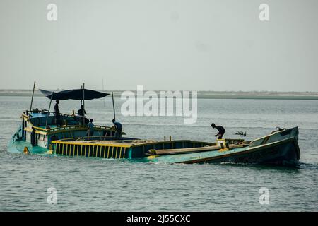 Des bateaux chargés de sable flottent le long de la rivière.vue sur la rivière Padma au Bangladesh. Banque D'Images