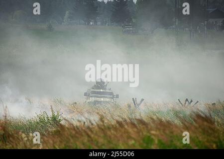 Lviv, Ukraine - 6 juillet 2016 : exercices militaires conjoints ukrainien-américain près de la trident 2016.parachutistes ukrainiens au cours de l'attaque. Banque D'Images