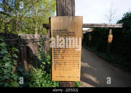 Hambourg, Allemagne. 20th avril 2022. Une plaque en bois est suspendue à l'entrée du jardin des roses, sur le terrain du mémorial Bullenhuser Damm. Un événement commémoratif a lieu pour commémorer les 20 enfants juifs qui ont été assassinés par des hommes SS dans le sous-sol de l'ancien bâtiment scolaire il y a 77 ans dans la nuit du 21 avril 1945. Credit: Marcus Brandt/dpa/Alay Live News Banque D'Images