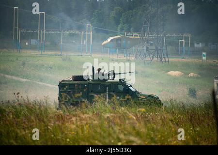 Lviv, Ukraine - 6 juillet 2016 : exercices militaires conjoints ukrainien-américain près de la trident 2016.parachutistes ukrainiens au cours de l'attaque. Banque D'Images