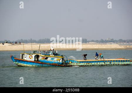 Des bateaux chargés de sable flottent le long de la rivière.vue sur la rivière Padma au Bangladesh. Banque D'Images