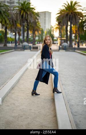 Jeune femme dans une garde-robe d'automne décontractée sur le terrain de Bocce à San Francisco | Lifestyle local Tourism in the City Banque D'Images