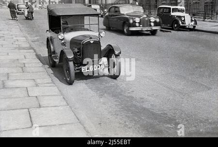 1960, historique, une voiture Austin 7 de 1920s - également connue sous le nom de Austin chemmy - garée dans la rue à Endsleigh Gardens, Bloomsbury, Londres, Angleterre, Royaume-Uni. La rue, à l'origine le côté sud de la place Euston, a été remisée en 1879. Fabriqué au Royaume-Uni de 1922 à 1939, l'Austin 7 était une petite voiture, un « Baby Austin » avec un espace limité à l'arrière et donc tous les occupants seraient très proches les uns des autres, d'où « délicieux ». Banque D'Images