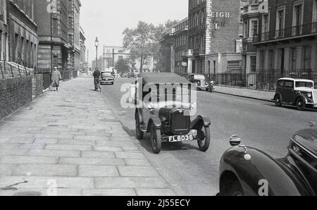 1960, historique, une voiture Austin 7 1920s - également connue sous le nom de Austin Chummy - garée avec d'autres voitures dans une rue à Endsleigh Gardens, Bloomsbury, Londres, Angleterre, Royaume-Uni. L'hôtel Endsleigh se trouve sur la droite, en haut de la rue, qui était à l'origine le côté sud de Euston Square mais a été remamé en 1879. Fabriqué au Royaume-Uni de 1922 à 1939, l'Austin 7 était une petite voiture, un « Baby Austin » avec un espace limité à l'arrière et donc tous les occupants seraient très proches les uns des autres, d'où « délicieux ». Banque D'Images