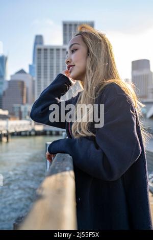 Belle jeune femme heureuse regardant sur une marina de San Francisco | Lifestyle local Tourism Banque D'Images