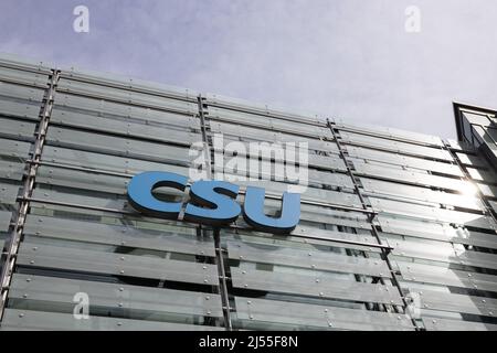 Munich, ALLEMAGNE - 19 avril 2022: Les lettres CSU sur la façade du bâtiment 'Franz-Josef-Strauss' à Munich, le siège du parti bavarois Banque D'Images