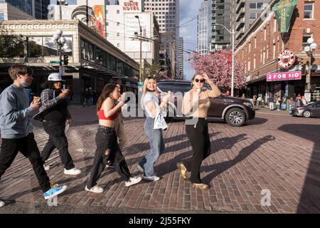 Seattle, États-Unis. 11th avril 2022. Les touristes se sont évertés de glace au marché de Pike place. Banque D'Images