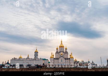 Économiseur d'écran religieux. Sainte Dormition Pochaiv Lavra en Ukraine. Fond ciel nuageux. Vue panoramique Banque D'Images