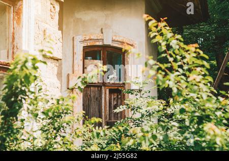 Partie de la vieille maison dans les épaissis. Fenêtre en bois. Design vintage. Banque D'Images