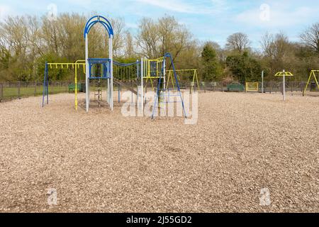 Newcastle-Under-Lyme ,Staffordshire-royaume-uni ,11-04-2022 terrain de jeu pour enfants et équipement de jeu au parc urbain de la vallée de la Lyme Banque D'Images