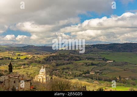 Vue de Montepulciano au paysage environnant Banque D'Images