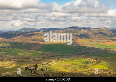 Vue de Montepulciano au paysage environnant Banque D'Images