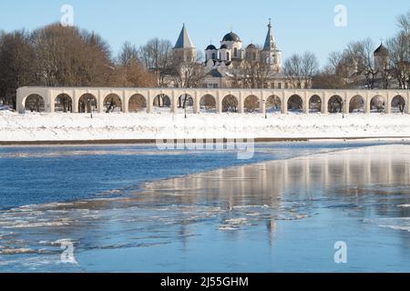 Complexe architectural de la cour de Yaroslav le jour ensoleillé de mars. Veliky Novgorod, Russie Banque D'Images