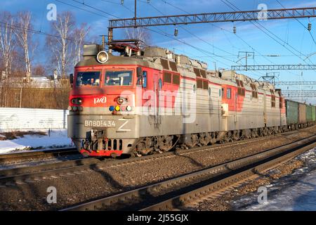 SHARYA, RUSSIE - 19 MARS 2022 : locomotive électrique VL-80s en version à trois sections avec un train de marchandises en gros plan le jour ensoleillé de mars Banque D'Images