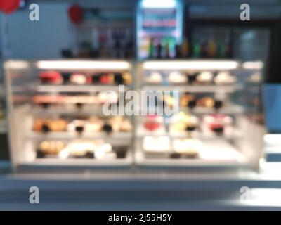 Flou abstrait et effet de flou artistique à l'intérieur du café-restaurant et du restaurant pour l'arrière-plan. Un comptoir commercial dans un style moderne avec réfrigérateur et LED-lig Banque D'Images