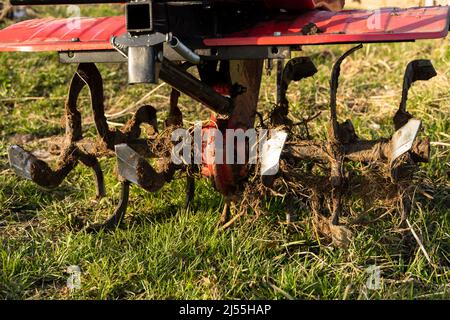 Gros plan sur les lames de cultivateur sales. Labourer la terre sur la ferme. Agriculture. Banque D'Images