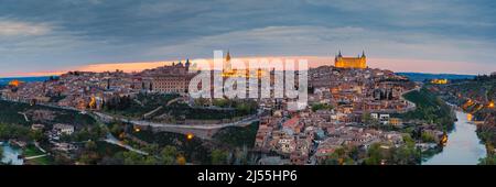 Une image panoramique très large (22,000 pixels) d'une soirée à Toledeo avec vue sur la Cathédrale (Catedral de Santa María de Toledo) et Th Banque D'Images