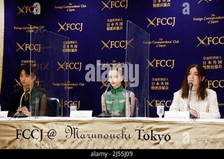 (De gauche à droite) l'acteur Daiken Okudaira, l'actrice Lina Arashi et la réalisatrice Emma Kawawada assistent à une séance de questions-Réponses pour le film My Small Land au Foreign Corintiméss' Club of Japan le 20 avril 2022, à Tokyo, au Japon. La directrice Emma Kawawada, l'actrice Lina Arashi et l'acteur Daiken Okudaira ont répondu aux questions des journalistes après la projection du film japonais. Credit: Rodrigo Reyes Marin/AFLO/Alay Live News Banque D'Images