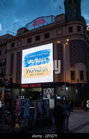 Enseignes néon soutenant l'Ukraine dans le centre de Madrid, Espagne Banque D'Images