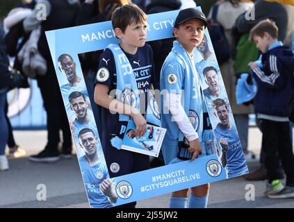 Manchester, Angleterre, 20th avril 2022. Les fans de Manchester City avant le match de la Premier League au Etihad Stadium de Manchester. Le crédit photo doit être lu : Darren Staples / Sportimage Banque D'Images