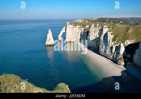 Falaises d'Étretat avec la célèbre pointe de l'aiguille et l'arche naturelle de la porte d'aval. Etretat est une commune française, située en Seine-Maritime Banque D'Images