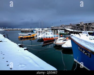 Carnlough Harbour dans la neige, Co. Antrim, Irlande du Nord Banque D'Images