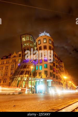 Dancing House (appelé Ginger nad Fred) le 16.04.2022 à Prague, République Tchèque. Construit par Vlado Milunic et Frank Gehry en 1992-1996. Banque D'Images