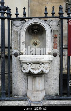 Fontaine d'eau potable datant de 1860, à l'extérieur de St Dunstan, dans l'église de l'Ouest, sur Fleet Street, dans la ville de Londres Banque D'Images