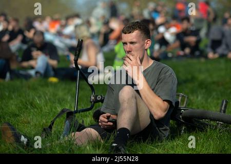 Manchester, Royaume-Uni. 20th avril 2022. Un homme fume un joint pendant l'événement. Différentes personnes prennent part à des vacances non officielles appelées 420. La fête de 420 est principalement célébrée le 20th avril à 4:20pm, ce jour-là, de nombreux fumeurs de marijuana se réunissent pour obtenir élevé. Crédit : SOPA Images Limited/Alamy Live News Banque D'Images