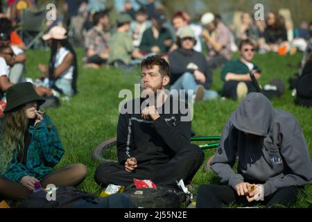 Manchester, Royaume-Uni. 20th avril 2022. Un homme fume un joint pendant l'événement. Différentes personnes prennent part à des vacances non officielles appelées 420. La fête de 420 est principalement célébrée le 20th avril à 4:20pm, ce jour-là, de nombreux fumeurs de marijuana se réunissent pour obtenir élevé. Crédit : SOPA Images Limited/Alamy Live News Banque D'Images